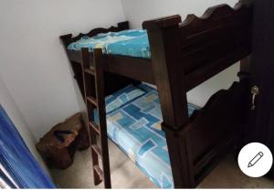 Etagenbett in einem Zimmer mit Etagenbett in der Unterkunft Cucú Ardilla Vivienda Campestre en Pance in Cali
