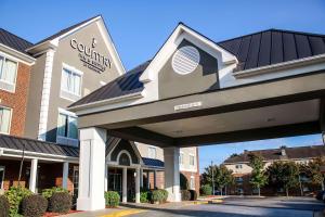 リッチモンドにあるCountry Inn & Suites by Radisson, Richmond West at I-64, VAの建物付きホテル