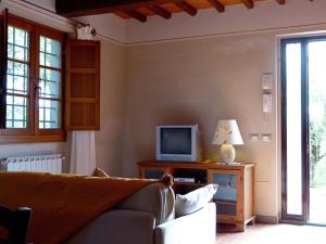 Televízia a/alebo spoločenská miestnosť v ubytovaní Attractive Holiday Home in Montecarelli with Pool