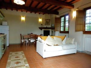 Seating area sa Attractive Holiday Home in Montecarelli with Pool
