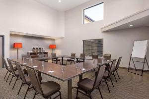 uma sala de conferências com uma mesa longa e cadeiras em Country Inn & Suites by Radisson, Dahlgren-King George, VA em Dahlgren