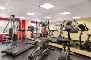 un gimnasio con varias cintas de correr y máquinas cardiovasculares en Country Inn & Suites by Radisson, Chester, VA en Chester