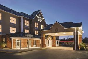 Country Inn & Suites by Radisson, Petersburg, VA في بطرسبرغ: واجهة الفندق