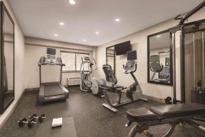 einen Fitnessraum mit Laufbändern und Spiegeln in einem Zimmer in der Unterkunft Country Inn & Suites by Radisson, Williamsburg East Busch Gardens , VA in Williamsburg