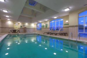 una gran piscina en una habitación de hotel en Country Inn & Suites by Radisson, Fredericksburg, VA, en Fredericksburg