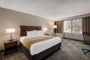a hotel room with a bed and a window at Country Inn & Suites by Radisson, Fredericksburg South I-95 , VA in Fredericksburg