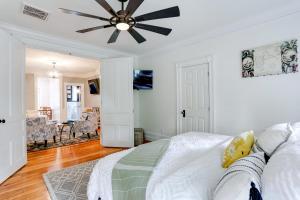 een slaapkamer met een bed en een plafondventilator bij Oglethorpe Inn in Savannah