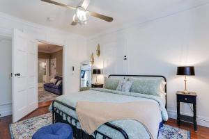 een slaapkamer met een bed en een plafondventilator bij Oglethorpe Inn in Savannah