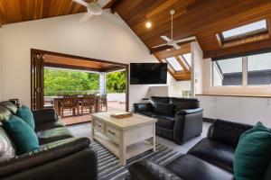 Μια τηλεόραση ή/και κέντρο ψυχαγωγίας στο Clarkes Beach Villa - steps to beach & Byron town