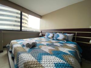 1 dormitorio con 1 cama grande y ventana grande en Suite de lujo en la ciudad Puerto Santa Ana, en Guayaquil