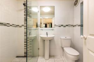 Ένα μπάνιο στο Clarkes Beach Villa - steps to beach & Byron town +12 φωτογραφίες