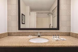 Koupelna v ubytování Country Inn & Suites by Radisson, Green Bay East, WI + 22 fotografií