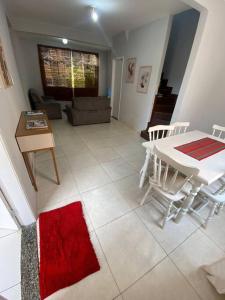 een woonkamer met een witte tafel en stoelen bij Casa em Praia do Flamengo - Salvador in Salvador