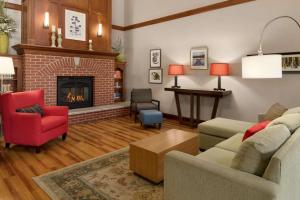 sala de estar con sofá y chimenea en Country Inn & Suites by Radisson, Appleton North, WI, en Little Chute