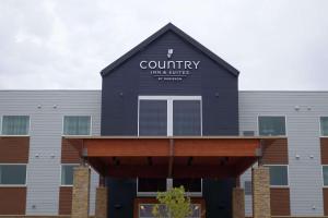 un edificio con un cartel en la parte superior en Country Inn & Suites by Radisson, Ft Atkinson, WI en Fort Atkinson