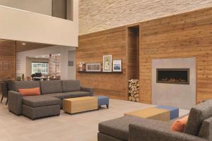 sala de estar con sofás y chimenea en Country Inn & Suites by Radisson, Ft Atkinson, WI en Fort Atkinson