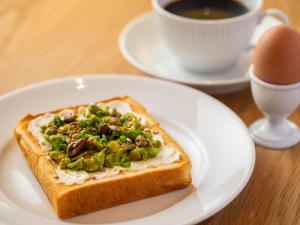 名古屋市にあるホテル・アンドルームス名古屋伏見の皿に盛られたキノコ入りのパンとコーヒー
