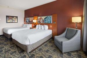 um quarto de hotel com duas camas e uma cadeira em Radisson Hotel La Crosse em La Crosse