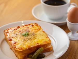 名古屋市にあるホテル・アンドルームス名古屋伏見のトーストとコーヒーが入った白い皿