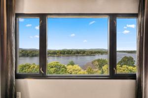 een raam met uitzicht op een rivier bij Radisson Hotel La Crosse in La Crosse