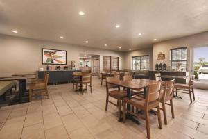 a dining room with a table and chairs at Country Inn & Suites by Radisson, Green Bay North, WI in Green Bay