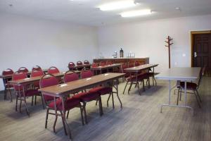 une salle de classe avec des tables et des chaises dans une salle dans l'établissement Country Inn & Suites by Radisson, Appleton, WI, à Appleton