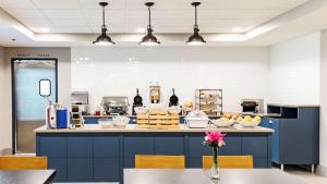 una cocina con una barra con tazones de comida. en Country Inn & Suites by Radisson, Appleton, WI en Appleton