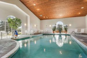 阿施瓦貝農的住宿－Country Inn & Suites by Radisson, Green Bay, WI，一座带天花板的房屋内的游泳池