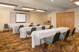 Khu vực hỗ trợ khách đi công tác/phòng hội thảo tại Country Inn & Suites by Radisson, Milwaukee Airport, WI +29 ảnh