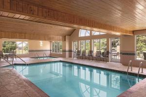 una piscina en una casa con ventanas en Country Inn & Suites by Radisson, Madison, WI en Madison