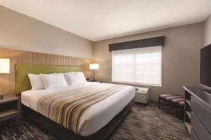 מיטה או מיטות בחדר ב-Country Inn & Suites by Radisson, Madison, WI