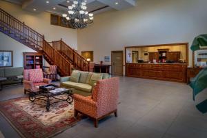 un soggiorno con divano, sedie e tavolo di Country Inn & Suites by Radisson, Princeton, WV a Princeton