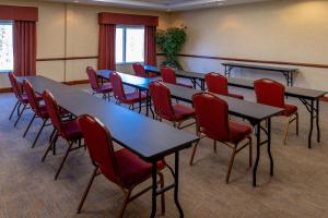 una sala conferenze con tavoli e sedie rosse di Country Inn & Suites by Radisson, Princeton, WV a Princeton