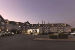 un hotel con un estacionamiento delante de él en Country Inn & Suites by Radisson, Beckley, WV, en Beckley