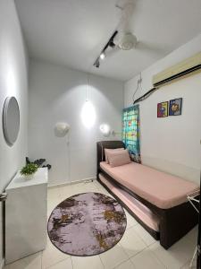 Kleines Zimmer mit einem Bett und einem Teppich in der Unterkunft Eira Homestay Lost World Of Tambun M uslim only in Ipoh