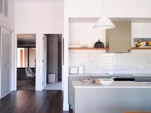 uma cozinha com paredes brancas e um balcão branco em Shawwood Estate em Buckaroo