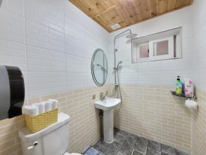 La salle de bains est pourvue de toilettes et d'un lavabo. dans l'établissement Starlight drops Pension, à Jeju