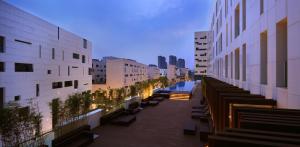 een uitzicht op een stadsstraat met gebouwen en banken bij Wuhan Ziyuan Hotel in Wuhan