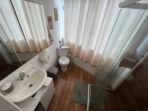 A bathroom at Quarto Mezanino com SmartTv e Ar