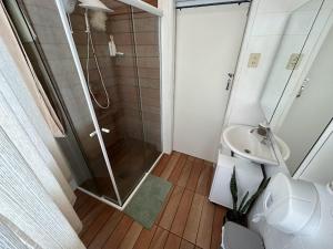 Kylpyhuone majoituspaikassa Quarto Mezanino com SmartTv e Ar