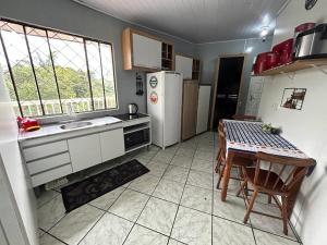 Een keuken of kitchenette bij Quarto Mezanino com SmartTv e Ar