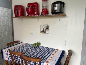 伊塔雅伊的住宿－Quarto Mezanino com SmartTv e Ar，厨房配有2把椅子和1张蓝白桌子。