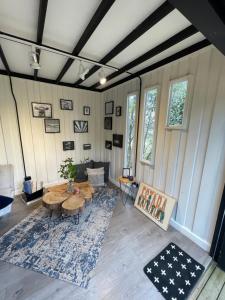 TV a/nebo společenská místnost v ubytování ZIRUMA HOUSE