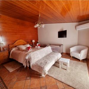 La Torre de Claramunt的住宿－Raco de Lis，卧室配有1张床、1张桌子和1把椅子