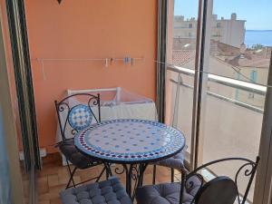 Een balkon of terras bij Appartement Le Lavandou, 2 pièces, 4 personnes - FR-1-677-35