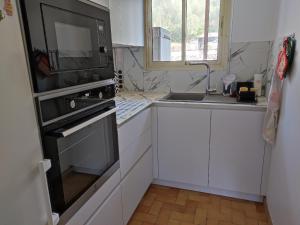 Η κουζίνα ή μικρή κουζίνα στο Appartement Le Lavandou, 2 pièces, 4 personnes - FR-1-677-35
