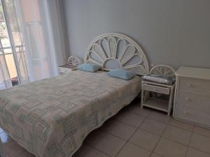 Een bed of bedden in een kamer bij Appartement Le Lavandou, 2 pièces, 4 personnes - FR-1-677-35