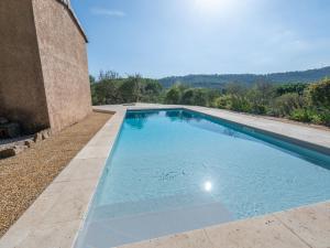uma piscina no lado de uma casa em Maison Le Lavandou, 5 pièces, 7 personnes - FR-1-677-45 em Le Lavandou