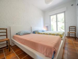 Duas camas num quarto com uma janela em Maison Le Lavandou, 5 pièces, 7 personnes - FR-1-677-45 em Le Lavandou