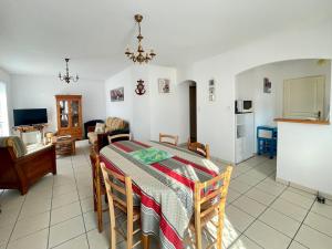 濱海布雷蒂尼奧勒的住宿－Maison Bretignolles-sur-Mer, 3 pièces, 5 personnes - FR-1-231-299，厨房以及带桌椅的起居室。